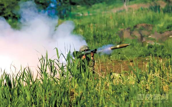 陆军某旅进行单兵火箭筒实弹射击训练